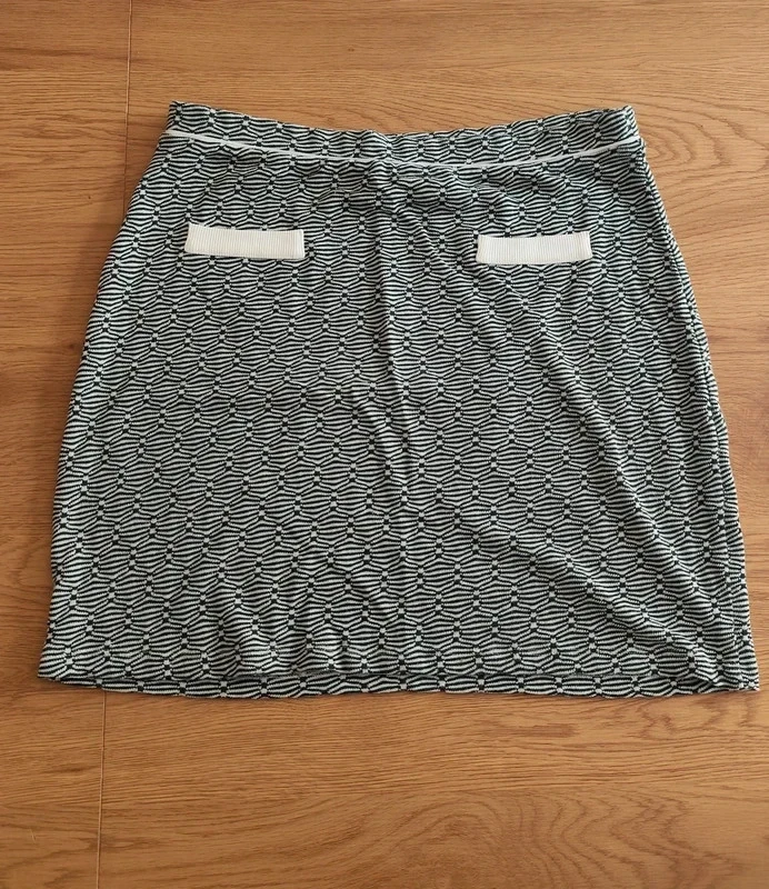 Jupe courte imprimée blanche et verte foncée légère et en tissu fluide T40 - Kia